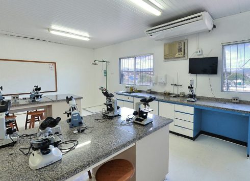 Laboratório de Química da Unex Jequié, utilizado pelos alunos dos cursos de saúde e Engenharia Civil