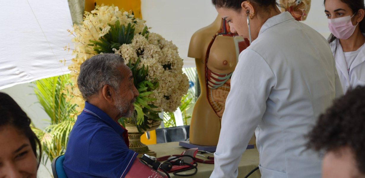 Saúde do idoso em foco: feira de saúde da Unex promove atendimento gratuito em Vitória da Conquista