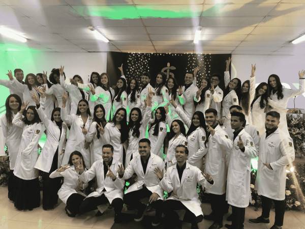 Cerimônia do Jaleco: curso de Medicina reuniu famílias e docentes durante evento para os calouros