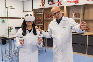estudante de medicina com óculos de realidade virtual