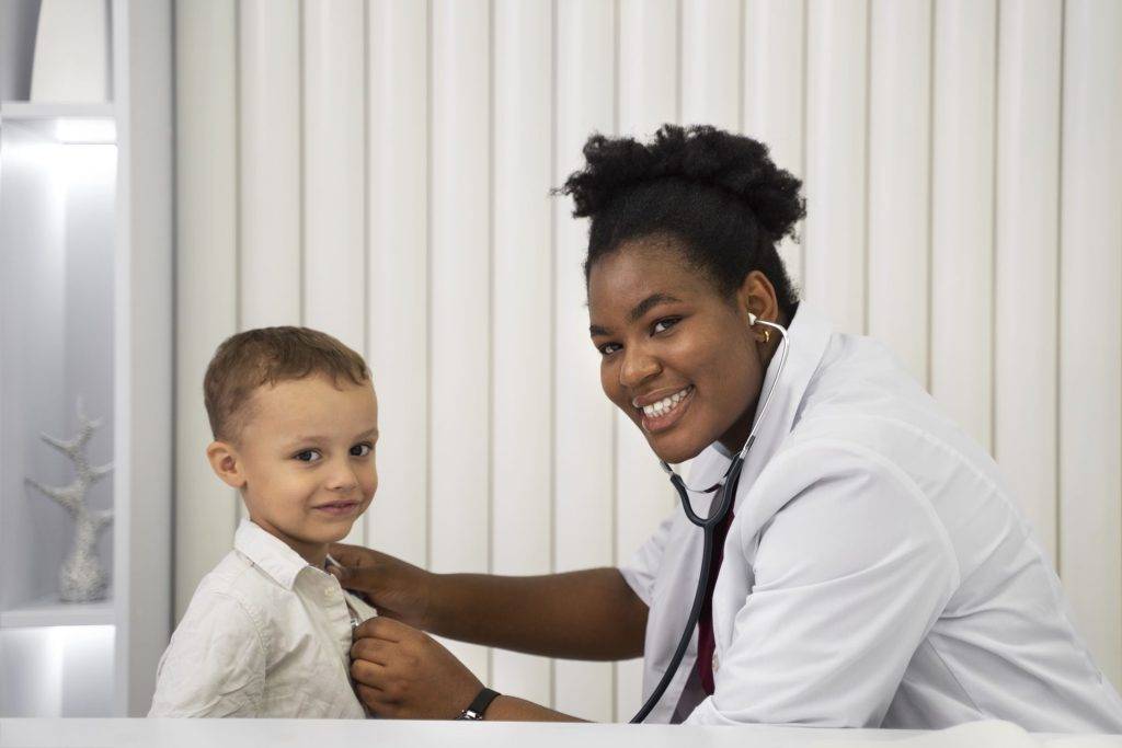 Enfermeira fazendo atendimento em criança.