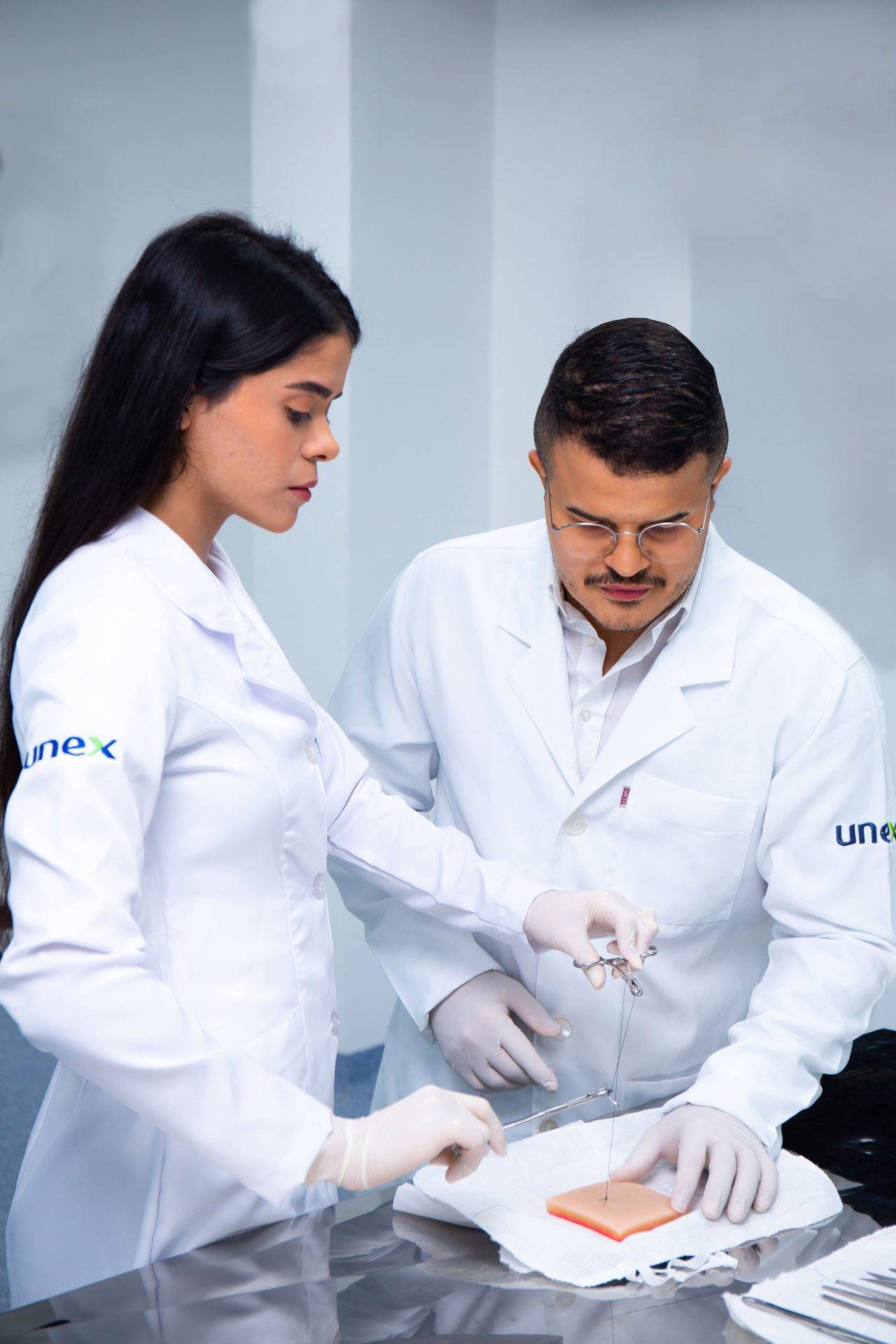 Aluna aprende a realizar suturas durante aula prática do curso de Medicina