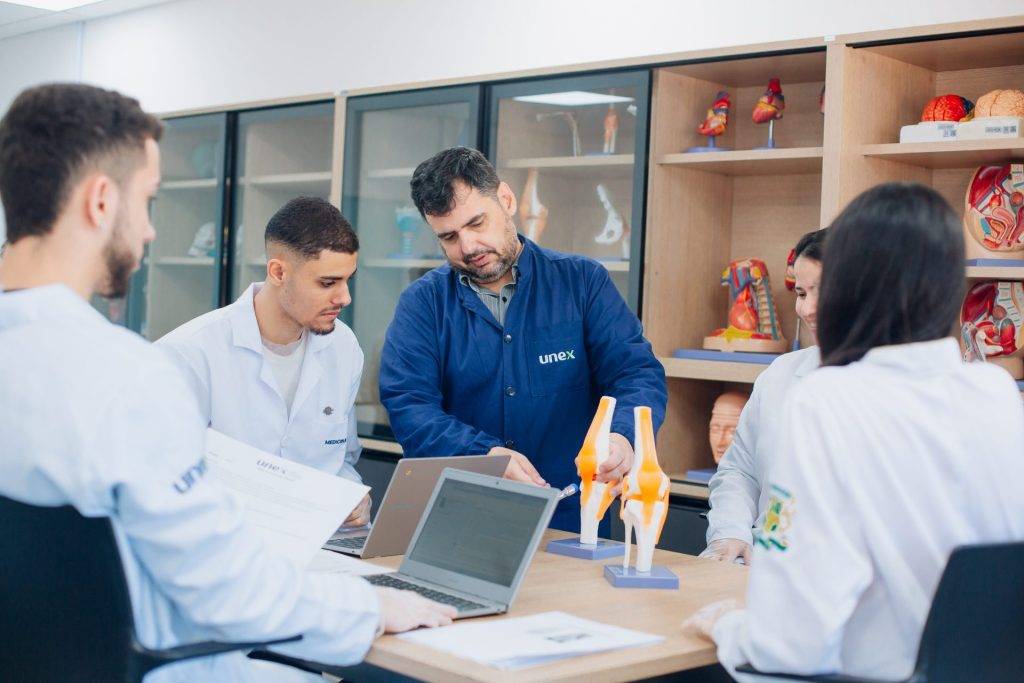 Estudantes de Medicina participam de aula prática.