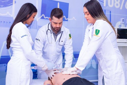 Alunas do curso de Medicina em aula prática.