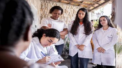 Alunas do curso de Medicina desenvolvem o papel das humanidades em aulas práticas.