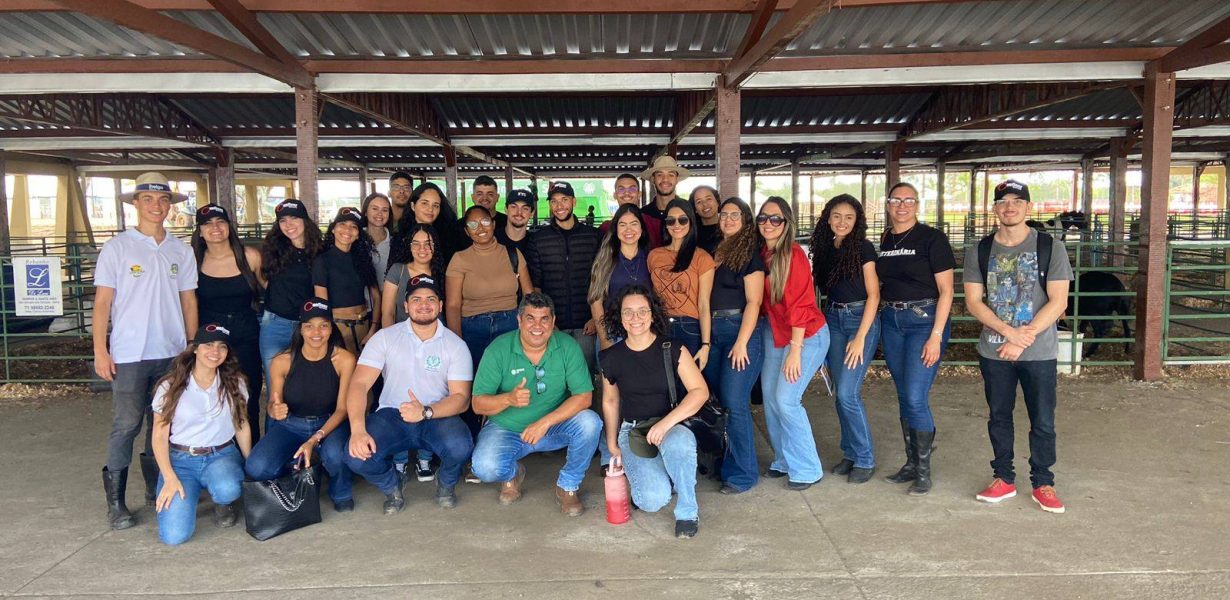 Alunos de Medicina Veterinária da Unex participam de visitas técnicas na Expofeira 2024