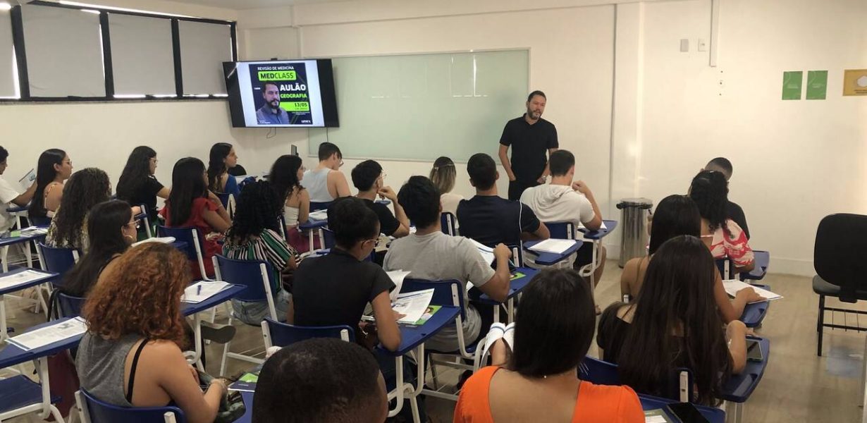 Revisão MedClass promove seleção e bolsas para o curso de Medicina