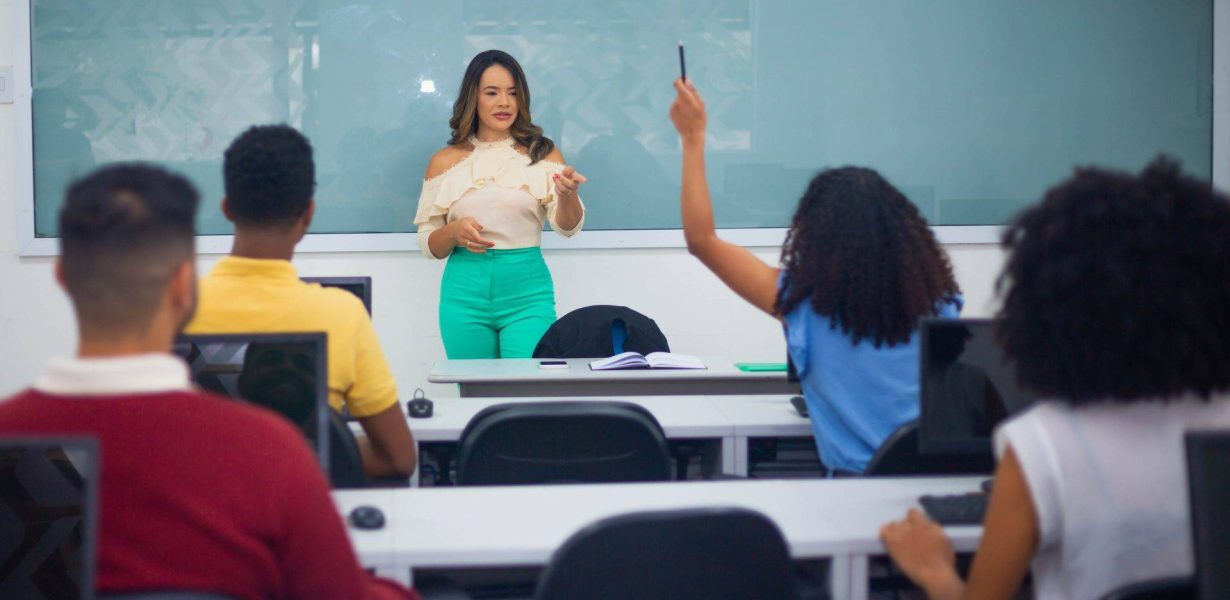 Renda e empregabilidade crescem com diploma: Unex reforça que fazer uma faculdade ainda é uma das escolhas mais eficazes para mudar de vida