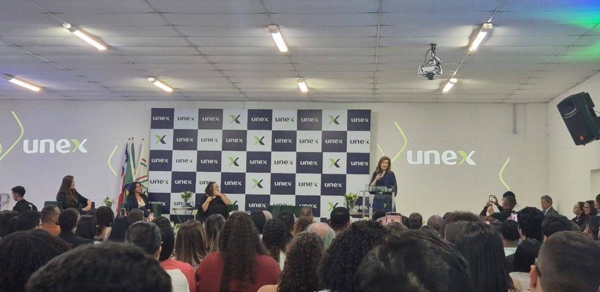 Professora e ministra do STJ Daniela Teixeira conduz julgamento simulado na aula inaugural do curso de Direito da UNEX Feira de Santana