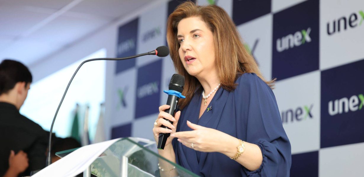 Professora e ministra do STJ Daniela Teixeira conduz julgamento simulado na aula inaugural do curso de Direito da UNEX Feira de Santana